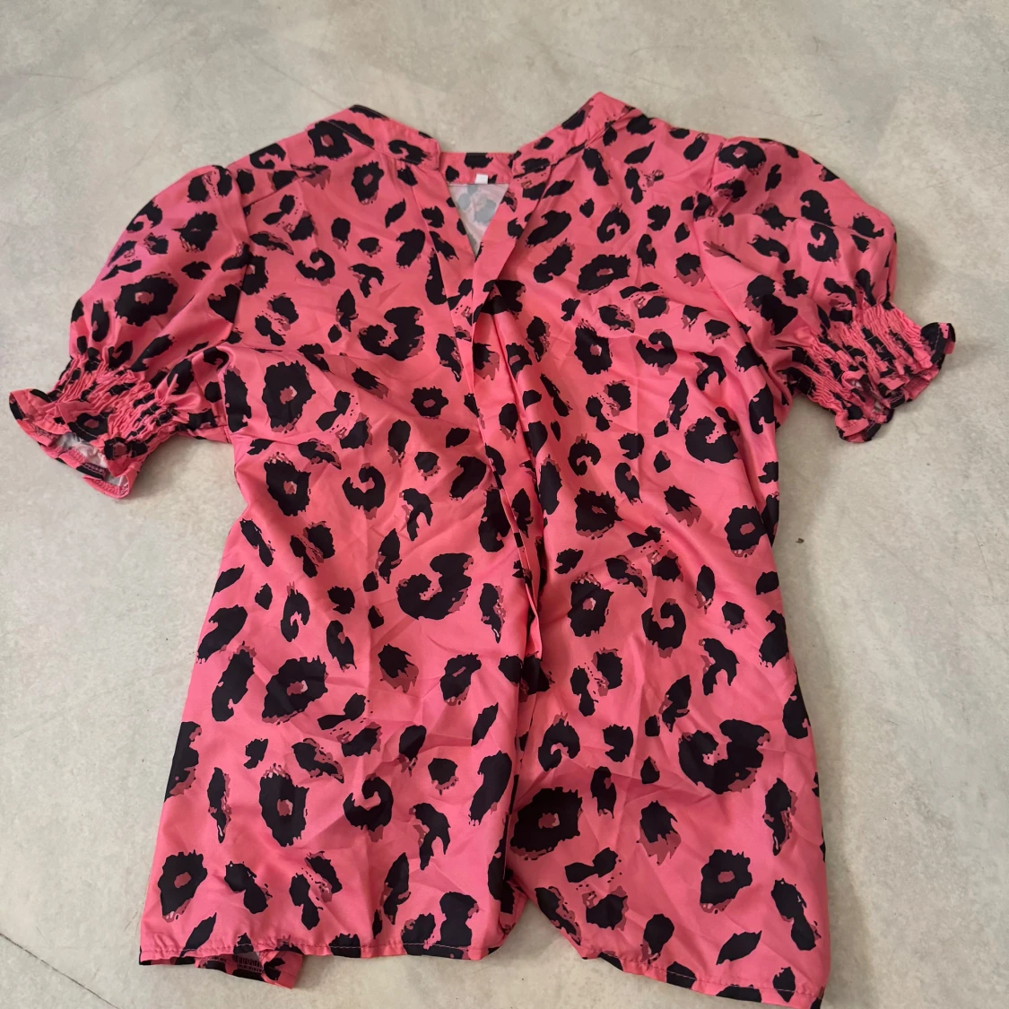 Rosa leopardmönstrad blus