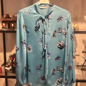 Blus - En fin blå blommig blus, den passar med allt☺️, använt ungefär två gånger.