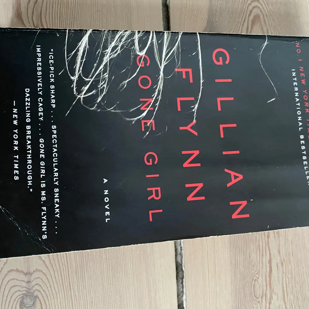Boken 'Gone Girl' av Gillian Flynn är en internationell bästsäljare. Den är känd för sin skarpa och överraskande intrig, och har hyllats av kritiker för sin spänning och djup. Perfekt för dig som älskar psykologiska thrillers.. Böcker.