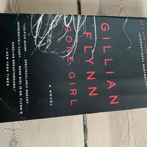 Gone Girl - Boken 'Gone Girl' av Gillian Flynn är en internationell bästsäljare. Den är känd för sin skarpa och överraskande intrig, och har hyllats av kritiker för sin spänning och djup. Perfekt för dig som älskar psykologiska thrillers.