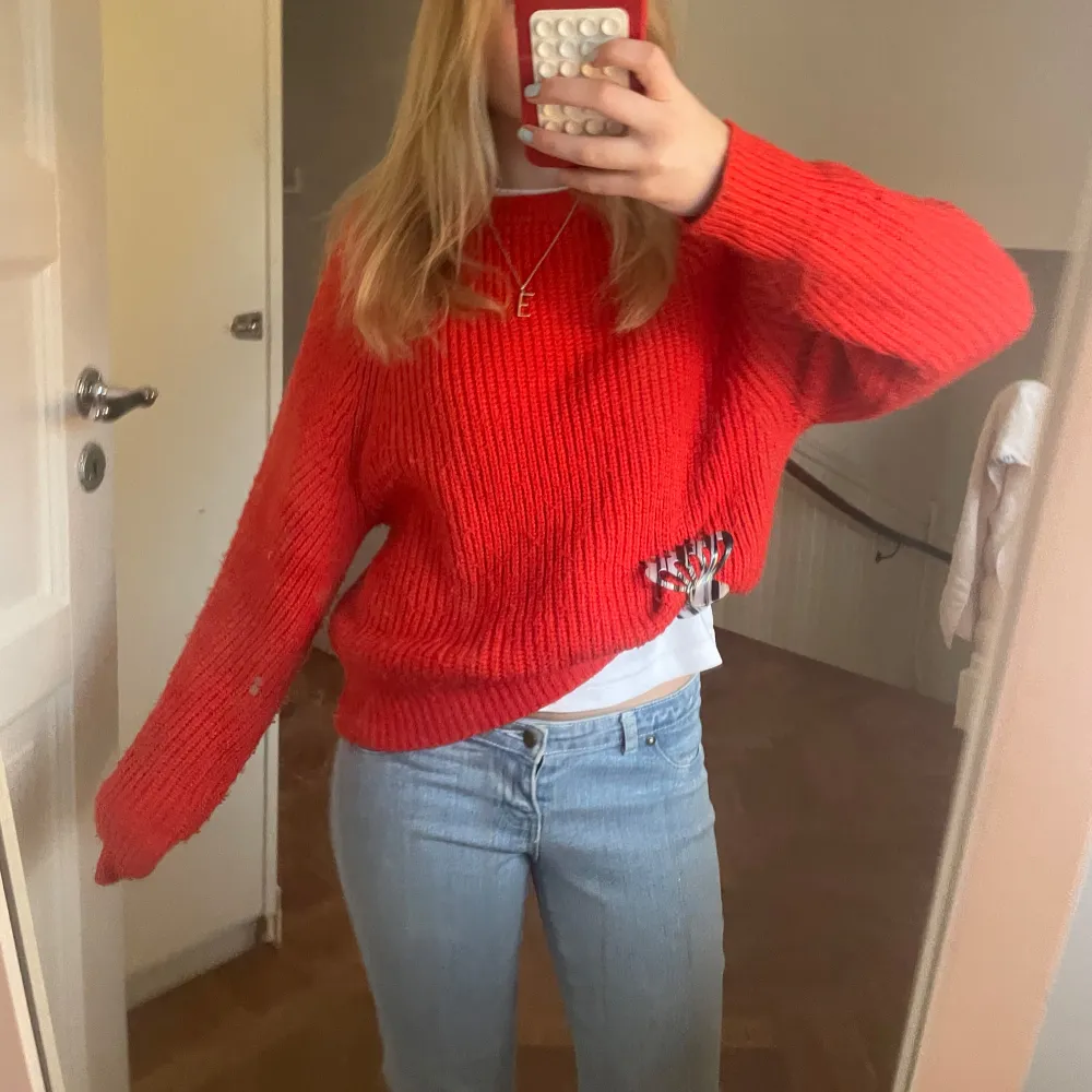 Säljer en snygg röd stickad tröja med långa ärmar. Tröjan har en avslappnad passform och är perfekt för kyligare dagar. Den är enkel att matcha med jeans för en casual look.. Neuletakit & Villapaidat.