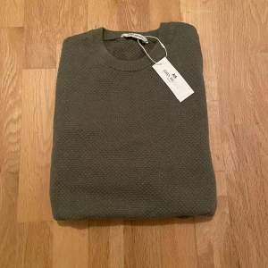 Grön tröja John Henric - Säljer min helt oanvända John Henric tröja i storlek M för 99kr. Nypris 800kr. Passar perfekt nu till höst och vinter. 10/10 skick utan några defekter. Skriv vid minsta fundering 🙌