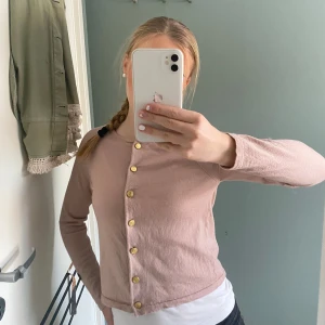 busnel kofta - Jättefin rosa busnel kofta i mycket bra skick🩷jag är 1,63 för referens. Materialet är merino ull