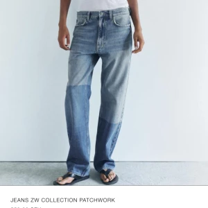 Jeans ZW Collection Patchwork - Unika patchwork jeans från ZW Collection med en cool mix av olika blå nyanser. De har en straight passform och klassisk femficksdesign. Perfekta för en avslappnad och trendig look.
