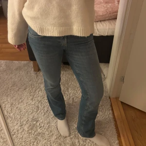 Blå jeans från Zara - Säljer ett par klassiska blå jeans från Zara. De har en straight passform och är midwaist/lowwaist. Inte använda alls! 💕
