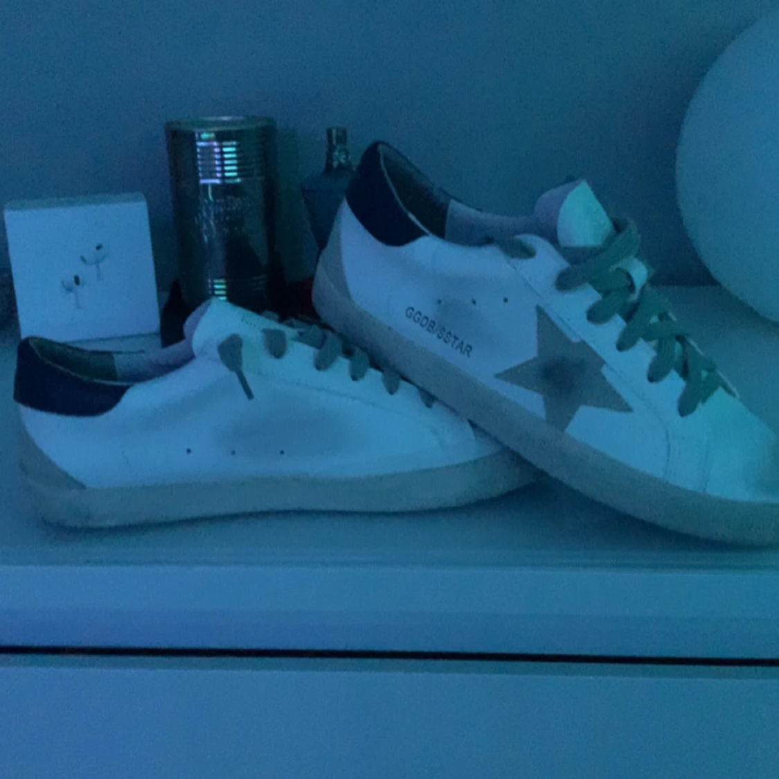Vita sneakers med stjärndetalj