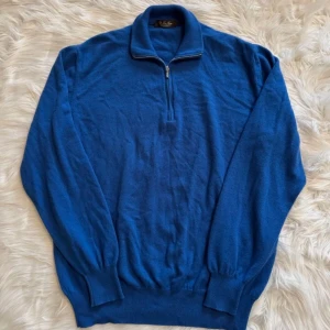 Loro Piana 100% baby cashmere quarter zip  - Säljer nu min riktigt feta Loro piana quarter zip i 100% baby cashmere. Väldigt bra skick. Nypris på cirka 12.499kr. Hör av er vid frågor & funderingar!