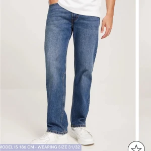 Levi's 555 Relaxed Straight Jeans - Säljer ett par klassiska Levi's 555 jeans i blå denim. Dessa jeans har en relaxed straight passform och är perfekta för en avslappnad stil. De har en traditionell femficksdesign och en bekväm midwaist.