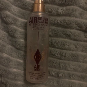 Airbrush Flawless Setting Spray Charlotte tilbury - Airbrush Flawless Setting Spray från Charlotte Tilbury i en genomskinlig flaska Perfekt för att hålla sminket på plats hela dagen och natten. För dem som gillar ganska glowy smink är det här det perfekta setting spray. Innehåller 100 ml. Lite använd men finns fortfarande mer än hälften kvar. Pris kan diskuteras 