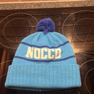 Nocco mössa 2024 - Hej säljer min nocco mössa som jag fick av en challenge i fitness festivalen 2024. Mössan är helt ovanvänd och är som sagt limited edition till dom som klarade challengen och är i onesize storlek.
