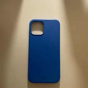 iPhone 12 skal - Snyggt och stilrent blått mobilskal från Holdit. Nypris 200kr💙
