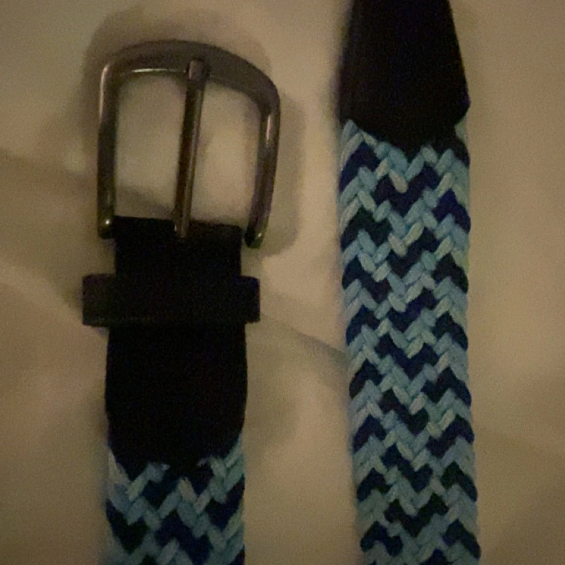 Flätat bälte i blå nyanser 110 cm långt - 90