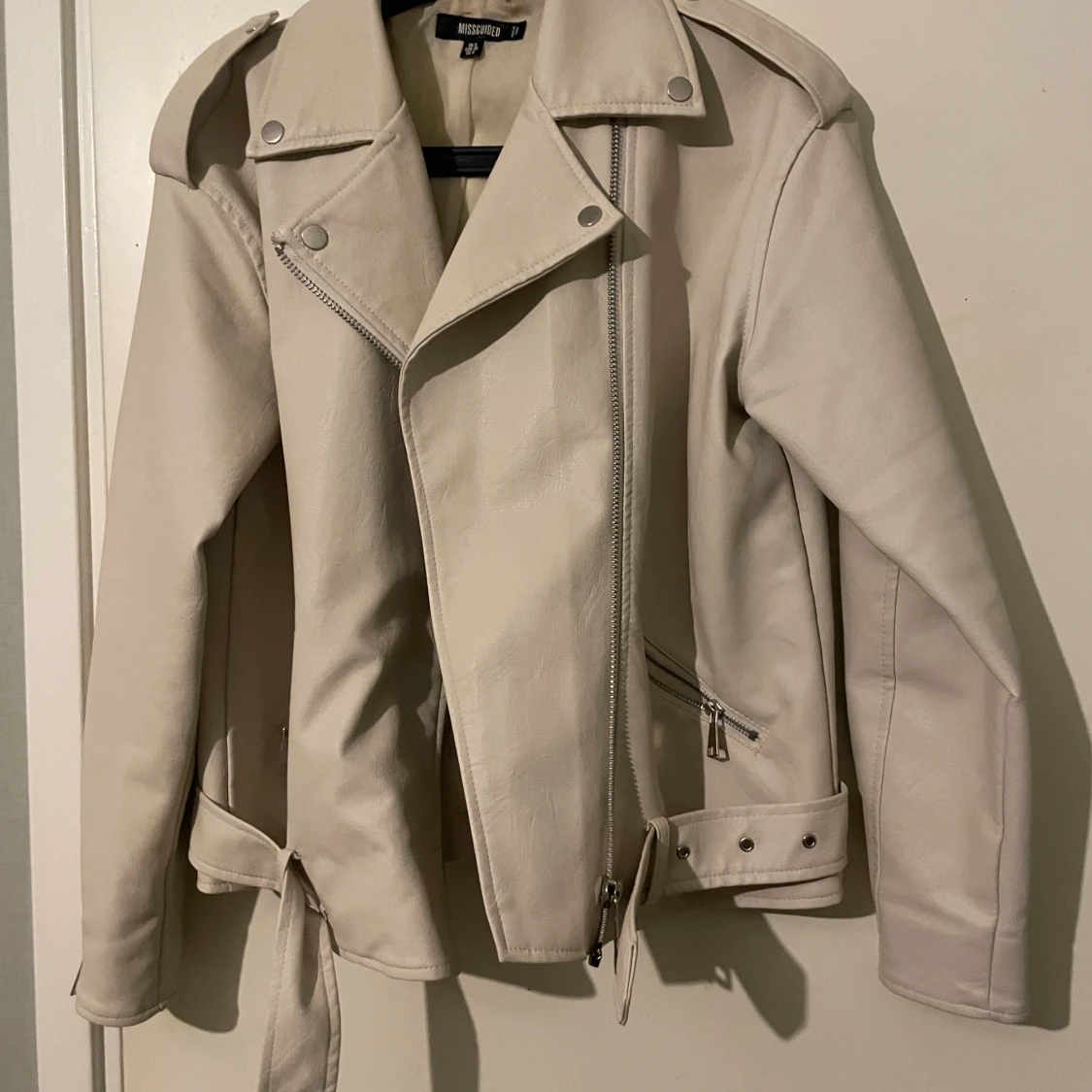 Beige skinnjacka från Missguided - 92