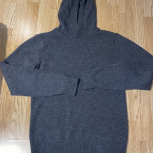 Vailent Merinoull hoodie - skick 10/10 andvänd någon enstaka gång, STL XS  passar perfekt nu på vinter då de är kallt ute. Ny pris 800