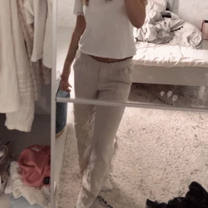 Beige linnebyxor från Zara - Säljer ett par bekväma beige linnebyxor med ribbad midja. 🩷