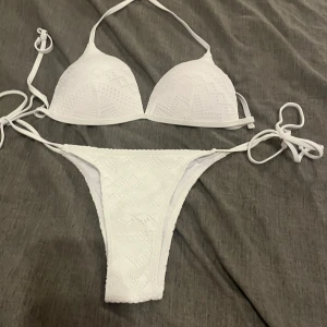 Vit bikini med knytband - Snygg vit bikini med knytband i både över- och underdel. Perfekt för sommarens stranddagar. Enkel och stilren design som passar alla tillfällen.