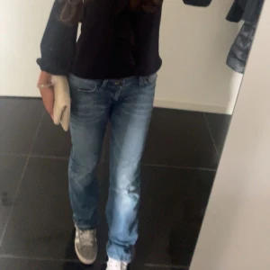 Blå lågmidjade jeans  - Snygga blå jeans som är lågmidjade och bootcut/straight. Dem är köpta över plick för 450kr. Jag älskar dem men har för många blåa jeans och behöver pengar.