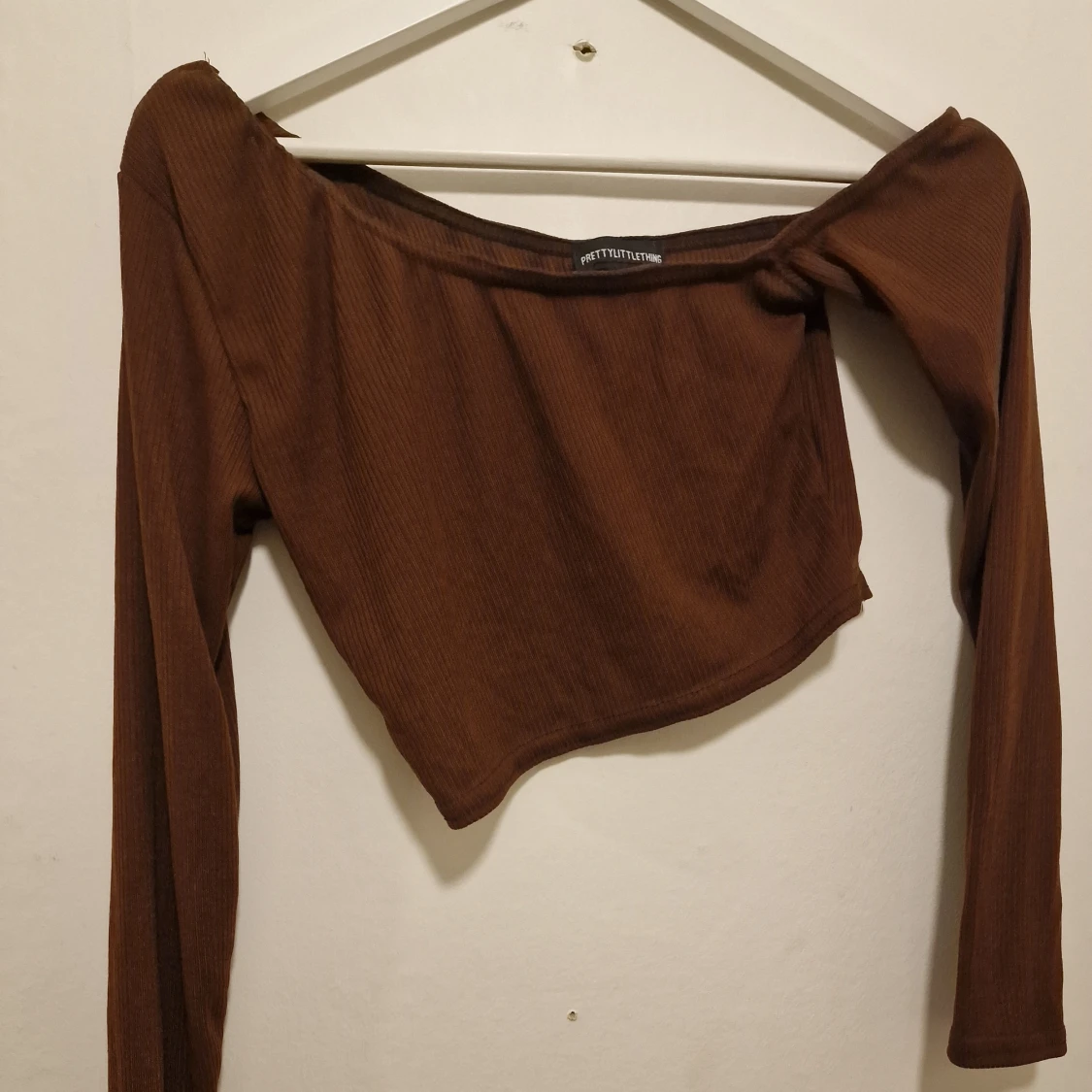 Brun offshoulder topp från PrettyLittleThing