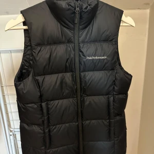 Svart dunväst från Peak Performance - Peak performance väst  Marinblå färg  Står svart färg men tycker inte den är det.  Dam XS  Helt oanvänd! Säljer den då den inte kommer till användning.  Ny pris 2300kr.  Finns att hämta i Karlstad.                                                   Kan gå ner i pris vid snabb affär! 