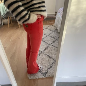 Lågmidjade Lois jeans - Sååå coola röda/orangea lågmidjade jeans från märket lois❤️❤️❤️