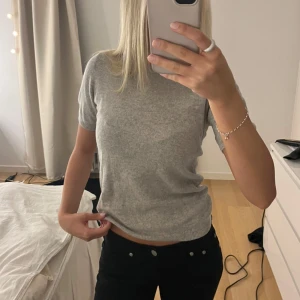Soft goat t-shirt - Säljer denna kashmirtröja från soft goat jag köpt här på Plick! Storlek s men skulle säga att den sitter som en xs. Har en liten ”defekt”, skriv för bild, annars är den i fint skick, inte alls nopprig eller så!💗