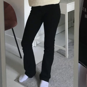 Svarta bootcut jeans från Levi's - Snygga svarta bootcut jeans från Levi's, modell 715. Midjemått mätt rakt över: 36cm (men de är väldigt stretchiga). Innerbenslängd: 80cm. Ytterbenslängd: 101cm