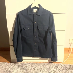 Overshirt - Tja säljer nu en riktigt snygg overshirt den är i top skick o bara använd några få gånger. Ny pris 1500 mitt pris 699