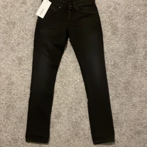Dondup George  - Snygga svarta jeans från Dondup i modellen George. De har en normal passform och är i storlek 29. Hör av er vid funderingar 