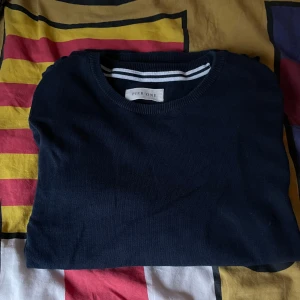 Mörkblå tröja från Pier-One - Säljer en stilren mörkblå tröja från Pier-One. Skick: 9/10. Vid funderingar/ mer bilder är det bara att höra av dig.♠️