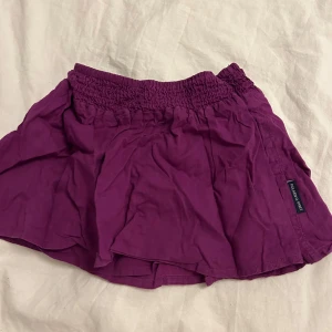 Lila kjol från Polarn O. Pyret - Söt lila kjol från Polarn O. Pyret med elastisk midja för bekväm passform. Perfekt för små äventyrare som vill ha stil och rörelsefrihet. Kjolen kommer tvättas och strykas innan de skickas! ⭐️ till barn mellan 9-12 månader!