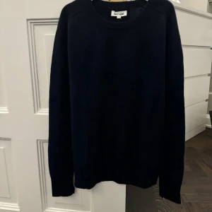 Marinblå soft goat tröja - Fin marinblå cashmere tröja från soft goat! Väldigt bra skick och sparsamt använd. Är i storlek S!