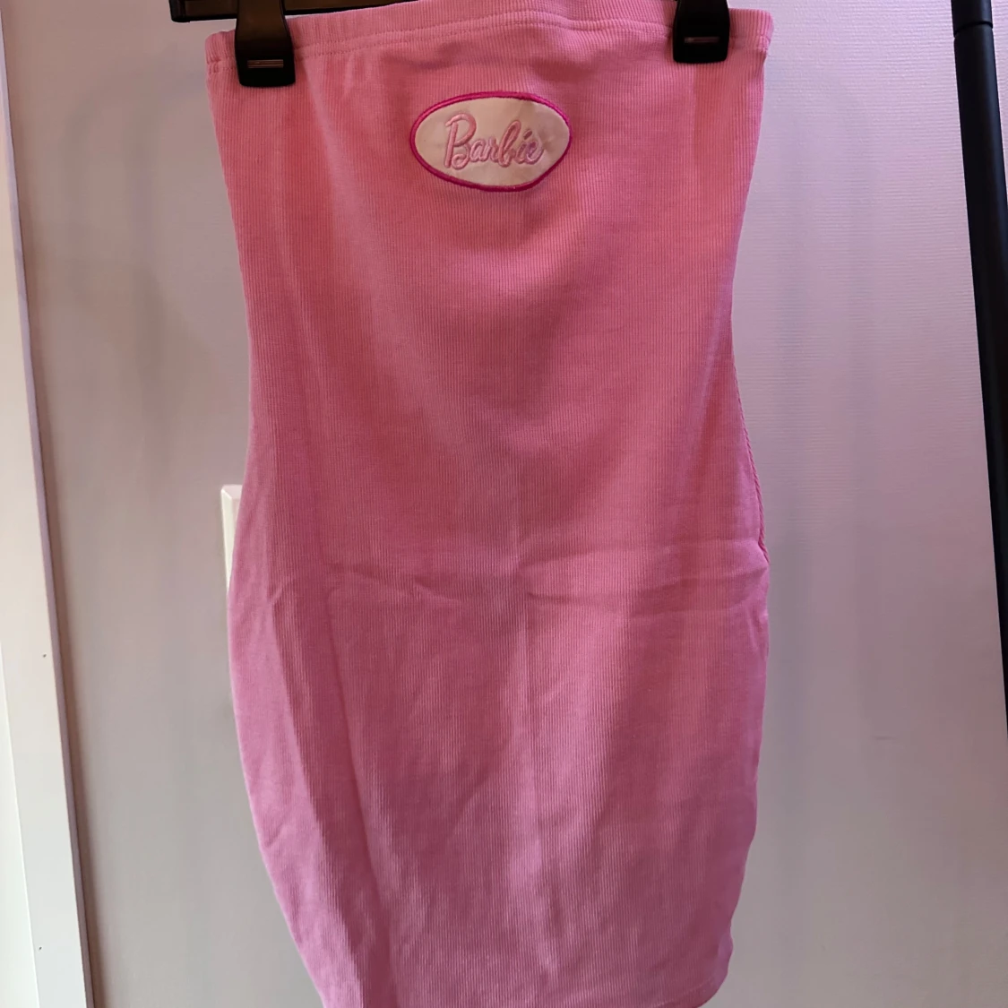 Rosa axelbandslös klänning från Boohoo - 90