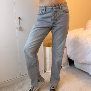 Gråa jeans - Gråa jeans från Acne Studios, sjukt snygga och knappt använda🩶