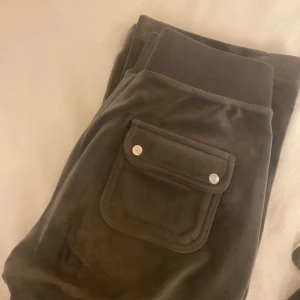 Bruna mjukisbyxor & tröja från Juicy Couture - Snygga och bekväma bruna mjukisbyxor från Juicy Couture i storlek S. Tröjan likaså, S. Båda två för 500