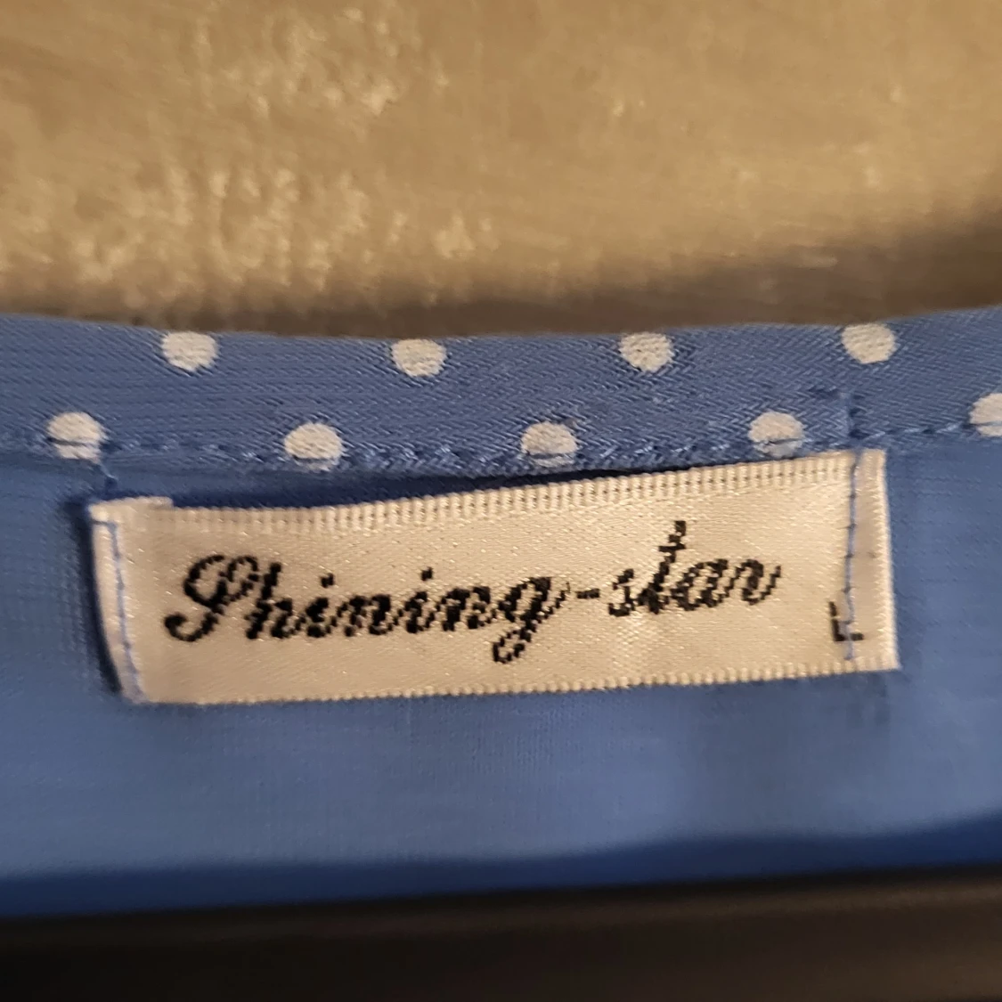 Blå prickig ärmlös topp från Shining-star - 91