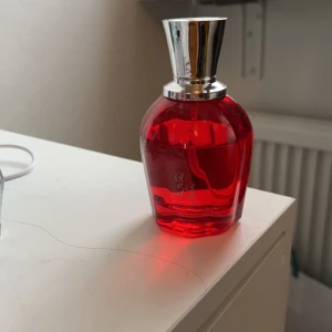 Red Rose Eau de Parfum - Säljer en elegant Red Rose Eau de Parfum  doften är mild ros doft och luktar jätte gott säljer då jag funderar på en annan parfym förpackning följer med o den är lite använd 100ml