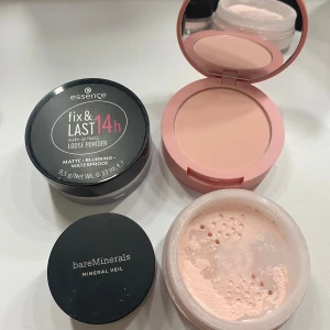 Tre olika löspuder - Säljer tre olika löspuder: Essence fix & last 14h med matt och vattenfast finish, bareMinerals original mineral veil för en naturlig look, och SHEGLAM Insta-Ready i nyansen Bubblegum för en fräsch finish.