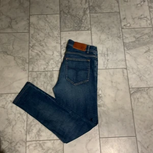 Tiger of Sweden jeans blå - Säljer Mina riktigt Feta Tiger of Sweden jeans!✅ Storlek 30:32👍 Jeansen är i nyskick och kostar nya runt 1600kr. Mitt pris endast 299kr🔥🤯 har en liten defekt vid högra Ficka som man kan se på bilden, men inget stort märke alls. Priset är inte hugget i sten!🤝