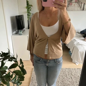 Guldig kofta - Säljer en guldig kofta med knapp framtill. (Lånade bilder, skriv för fler)