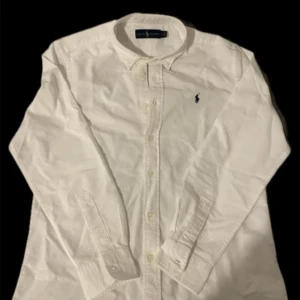 Vit skjorta från Ralph Lauren - En väldigt snygg och bekväm skjorta från ralph lauren i storlek S i vit färg. Ny pris runt 1300kr+. Skriv vid funderingar och kan sänka vid snabb affär.