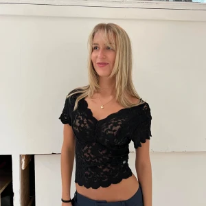 Svart spetsblus från design by si  - assnygg svart spetsblus från design by si i storlek one-size, aldrig använd    