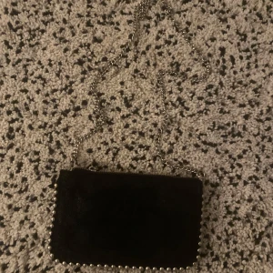 Svart axelväska zara - Snygg svart axelväska med nitar längs kanterna💕💕