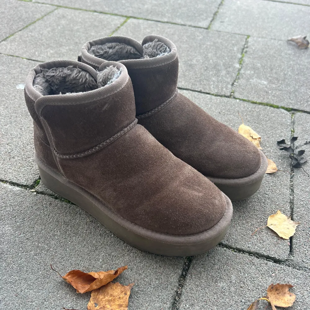 Väldigt fina uggs som inte längre kommer till användning. Nypris 749kr men säljer för 300kr💕💕 skriv om ni vill ha fler bilder!! . Skor.