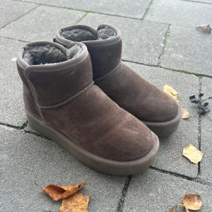 UGGS  - Väldigt fina uggs som inte längre kommer till användning. Nypris 749kr men säljer för 300kr💕💕 skriv om ni vill ha fler bilder!! 