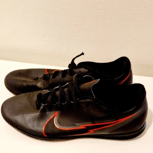 Svarta Nike fotbollsskor  - Säljer ett par svarta Nike fotbollsskor i bra skick. Perfekta för fotbollsträningen eller matchen. Skorna är bekväma och ger bra grepp. Priset kan diskuteras