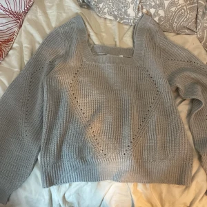 Grå stickad tröja från VILA - Säljer en superfin grå stickad tröja från VILA. Den har en snygg fyrkantig halsringning och långa ärmar. Perfekt för kyliga dagar och passar både till vardags och lite finare tillfällen. Tröjan är i mycket bra skick och redo för en ny ägare!