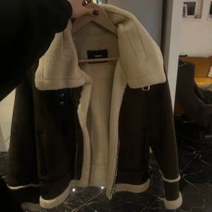 Biker jacka - En biker jacka i mörk grön färg ish, ljuset var inte så bra på bilderna. I storlek S och den är från Bikbok. Använts ett par gånger men sedan bara legat i garderoben! 