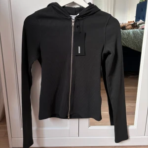 Zip tröja  - Stretchig luvtröja med dragkedja. Köp på weekday för 470 kr. Endast testad. Prislapp kvar! Färgen stämmer mest på bild 2 (mörkgrå). 