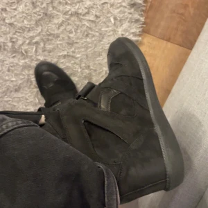 Isabel marant liknande - Säljer mina jättefina helt oanvända isabel marant liknande skor! Säljer på grund av att det inte kommer till användning🫶 Kan förhandla vid snabb affär, bara och skriva privat vid flera funderingar! 