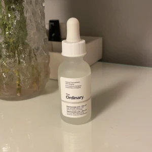 Niacinamide 10% + Zinc 1% från The Ordinary - Säljer en flaska Niacinamide 10% + Zinc 1% från The Ordinary. Perfekt för att minska porer och förbättra hudens struktur. Kommer i en stilren glasflaska med pipett för enkel applicering. Perfekt för daglig hudvårdsrutin💗 Aldrig använd! Köpes för 89kr💗